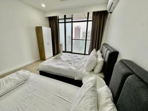 八打灵再也Empire City Hotel Petaling Jaya的酒店客房,设有两张床和一张沙发