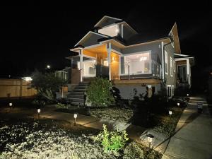 西雅图Green Lake 1st Line Home C Full Modern Remodeled的夜晚有灯的房子