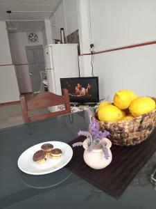 卡梅隆Apartamento amueblado en Carmelo con aire acondicionado的一张桌子,上面放着一盘食物和一碗水果