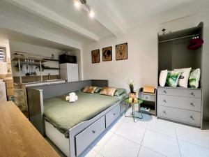 土伦Petit Studio Charmant的一间卧室配有一张床和一间厨房