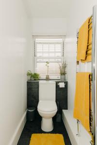 卡尔迪科特Luxury Private Suite-Parking, Courtyard & Wi-Fi的一间带白色卫生间的浴室和窗户。