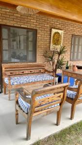 普拉杜Bangalô Amarelo的两把木凳坐在庭院