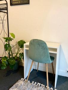 迈松阿尔福Chambre 1, calme, 1 station de PARIS, bureau的一张绿色椅子,坐在桌子旁