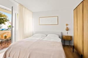 吉森Gemütliche Wohnung mit Charme - Smart TV的一间白色卧室,配有床和阳台