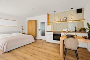 吉森Gemütliche Wohnung mit Charme - Smart TV的一间带一张床和一张书桌的卧室和一间厨房