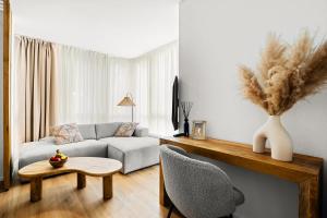 吉森Gemütliche Wohnung mit Charme - Smart TV的客厅配有沙发和桌子