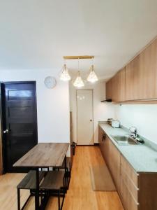 达沃市Cozy 1BR Condo near Airport Davao City的厨房配有木桌和台面