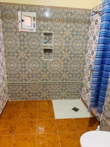 廷吉尔MAISON D'HOTES IRIKI的浴室设有瓷砖墙壁和窗户