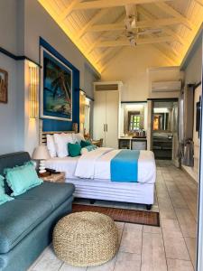 留尼汪海岛魅力别墅的一间卧室配有一张大床和一张沙发