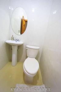 金斯敦Shan's Manor.... Excellent Location!!!的浴室配有白色卫生间和盥洗盆。