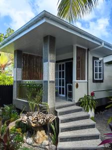 留尼汪海岛魅力别墅的前面有楼梯的小白色房子