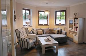 MüglitztalFerienwohnung-Am-Suedhang的带沙发和咖啡桌的客厅