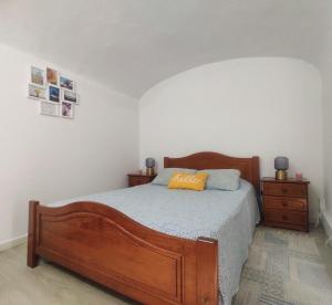 埃武拉Old Évora Hostel的一间卧室配有木床和床头柜