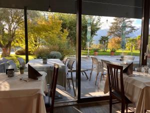 博尔扎诺拉佛尔酒店的餐厅设有桌椅和大窗户。