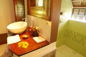 圣玛丽撒玛利亚度假村的浴室配有带水槽和浴缸的木制台面