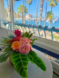 阿瓦隆The Edgewater的一张桌子上的花瓶,享有海滩美景