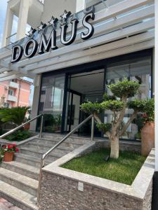圣金Domus Hotel & Apartments的一座拥有楼梯的游乐园