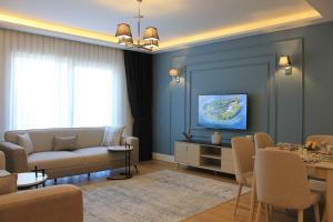 伊斯坦布尔Garlon Residence的客厅配有沙发和桌子