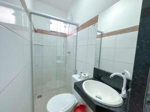 CaratingaSuíte confortável no Centro de Caratinga的一间带水槽、卫生间和镜子的浴室