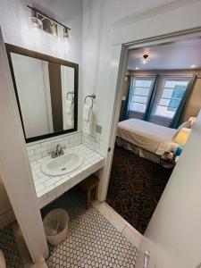 阿瓦隆The Edgewater的一间带水槽的浴室和一张位于客房内的床