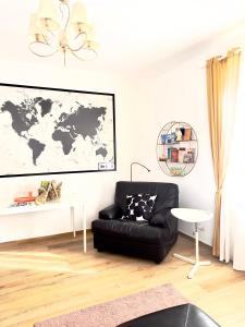 罗马Gemelli-San Pietro-Trastevere-casa con posto auto的客厅配有黑色沙发和墙上的世界地图