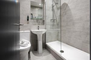 基尔赛斯克池曼酒店的一间带水槽、卫生间和淋浴的浴室