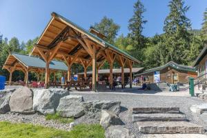 阿什福德R & R Chalet at Mt. Rainier的木亭子,带野餐桌和一些岩石