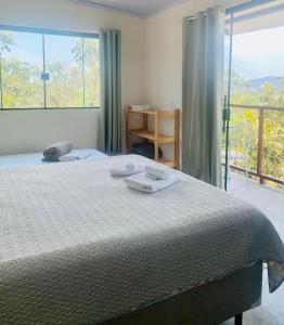 戈亚斯州上帕莱索Chales Estrela Veadeiros的一间卧室设有一张床和一个大窗户