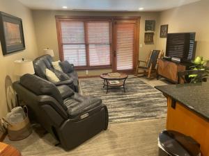 凯洛格Penthouse Mountain Haven with Community Spa Room的客厅配有沙发、椅子和桌子