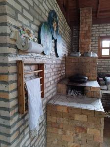 维多利亚-达孔基斯塔Sitio com jaccuzi, fogão a lenha的厨房里砖墙,砖炉