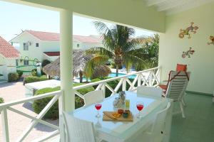 拉贡Lagoon Ocean Resort 2 bdrm/2bath with beach access的阳台配有桌子和两杯葡萄酒