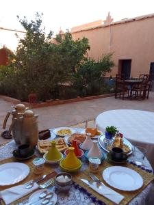 NkobLa perle de saghro的餐桌,带食物和餐具盘