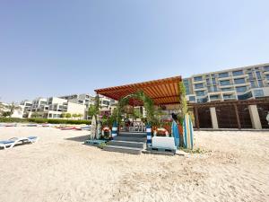 阿布扎比Paradis De La Mer Al Zeina 507A1的沙滩上的凉亭,有建筑