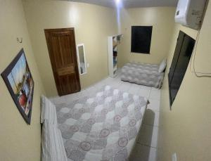 新艾朗Casa Boto Tucuxi 2的小房间设有床和电视