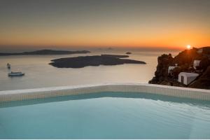 易莫洛林Aqua Luxury Suites by NOMÉE Hospitality Group的一座享有日落美景的游泳池