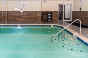 博蒙特博蒙特费尔菲尔德套房酒店的游泳池,位于酒店客房内