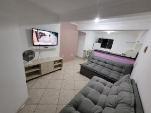 巴西利亚Apartamento 302 maravilhoso e espaçoso的带沙发和平面电视的客厅