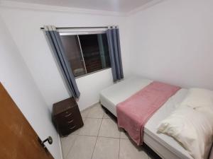 巴西利亚Apartamento 302 maravilhoso e espaçoso的一间小卧室,配有床和窗户