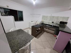 巴西利亚Apartamento 302 maravilhoso e espaçoso的厨房配有柜台和紫色台面