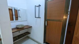 达累斯萨拉姆BabaJay Family Home的浴室设有木门和镜子