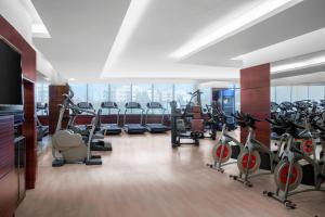 上海上海万豪虹桥大酒店的健身房设有数台跑步机和有氧运动器材