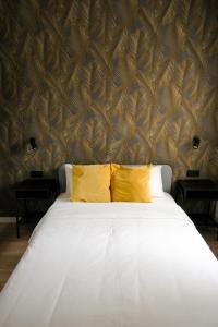 圣克鲁斯-德拉帕尔马Urban Oasis La Palma的一张带两个黄色枕头的床