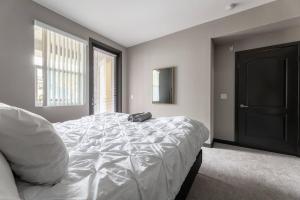 圣安娜Private, Modern Luxury 2 Bd/ 2 Ba的卧室设有一张白色大床和一扇窗户。