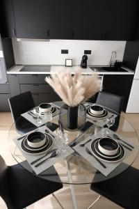圣克鲁斯-德拉帕尔马Urban Oasis La Palma的配有黑色椅子的餐桌和黑白色厨房