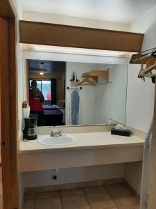 森特勒利亚Centralia Inn的一间带水槽和镜子的浴室