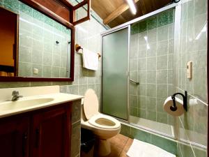 SuchitotoEl Tejado的一间带卫生间和玻璃淋浴间的浴室