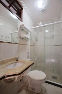 卡波布里奥Estúdio com Ar Refrigerado a 300 m Praia的浴室配有卫生间、盥洗盆和淋浴。