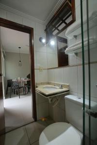 卡波布里奥Estúdio com Ar Refrigerado a 300 m Praia的一间带卫生间、水槽和桌子的浴室