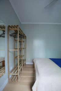 卡波布里奥Estúdio com Ar Refrigerado a 300 m Praia的一间设有床的房间和墙上的梯子