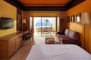 达哈布Retac Qunay Dahab Resort & SPA的酒店客房设有一间带一张床和电视的卧室